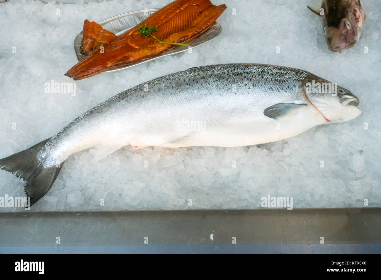 Ein schottischer Lachs, Eiche geräuchert, Lachs und Kabeljau auf  zerstoßenem Eis, frischen Fisch und Meeresfrüchte erhalten in einem  Schaufenster in North Yorkshire UK Stockfotografie - Alamy