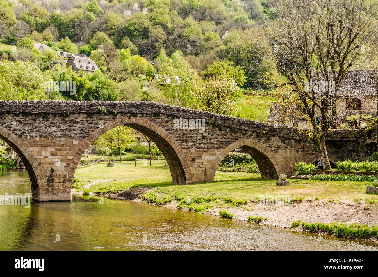 In der französischen Region Midi Pyrenees finden wir das Dorf Belcastel im Bild sehen wir das Bild der Brücke über den Fluss Aveyron, passe Stockfoto