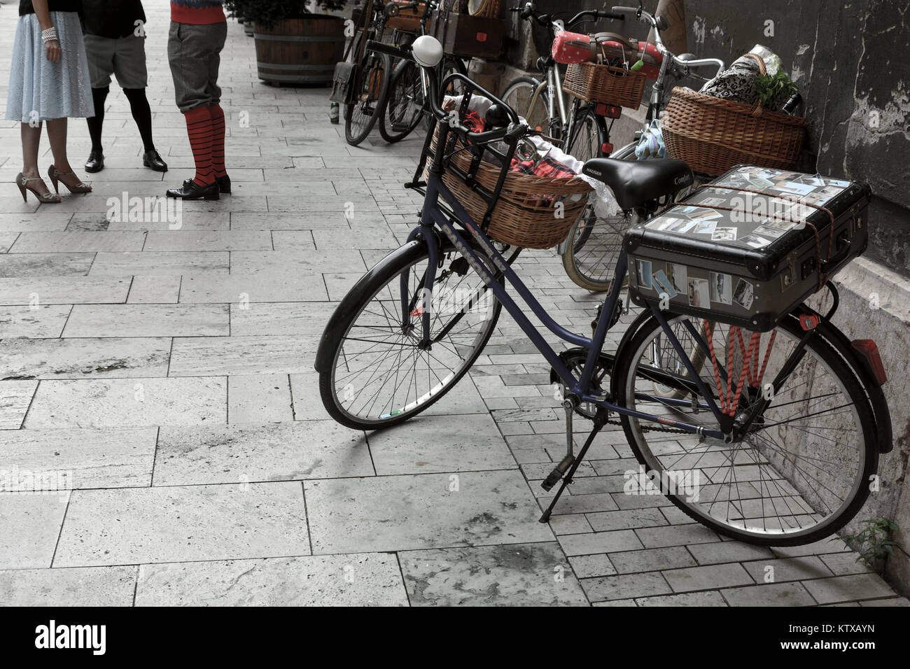 Altes Fahrrad mit Picknick Box und Koffer im Vintage Style Fahrrad fahren Stockfoto