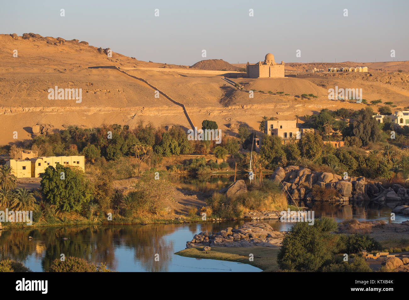 Blick auf den Nil und das Mausoleum von Aga Khan auf der West Bank, Aswan, Ägypten, Ägypten, Nordafrika, Afrika Stockfoto