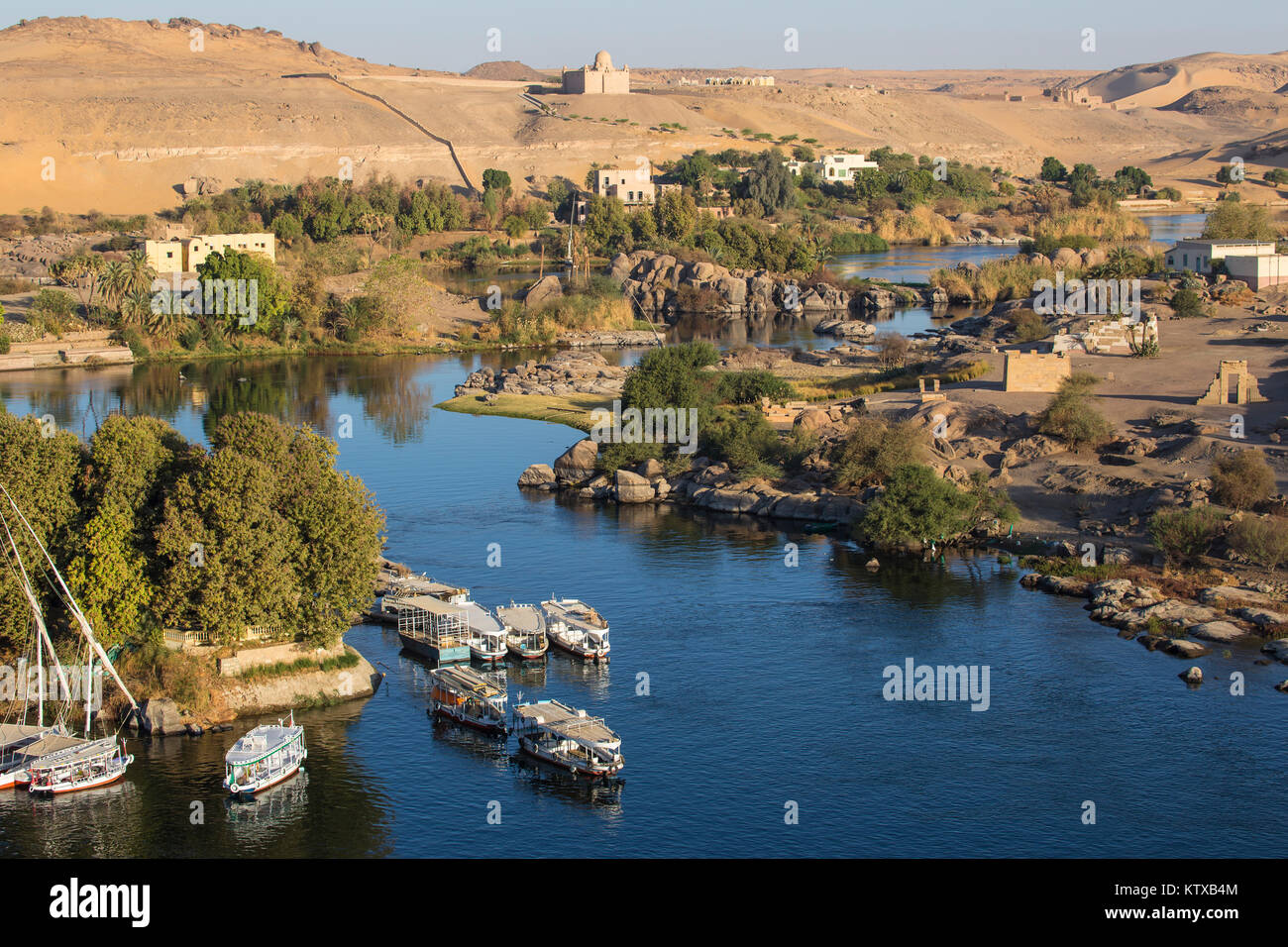 Blick auf den Nil und das Mausoleum von Aga Khan auf der West Bank, Aswan, Ägypten, Ägypten, Nordafrika, Afrika Stockfoto