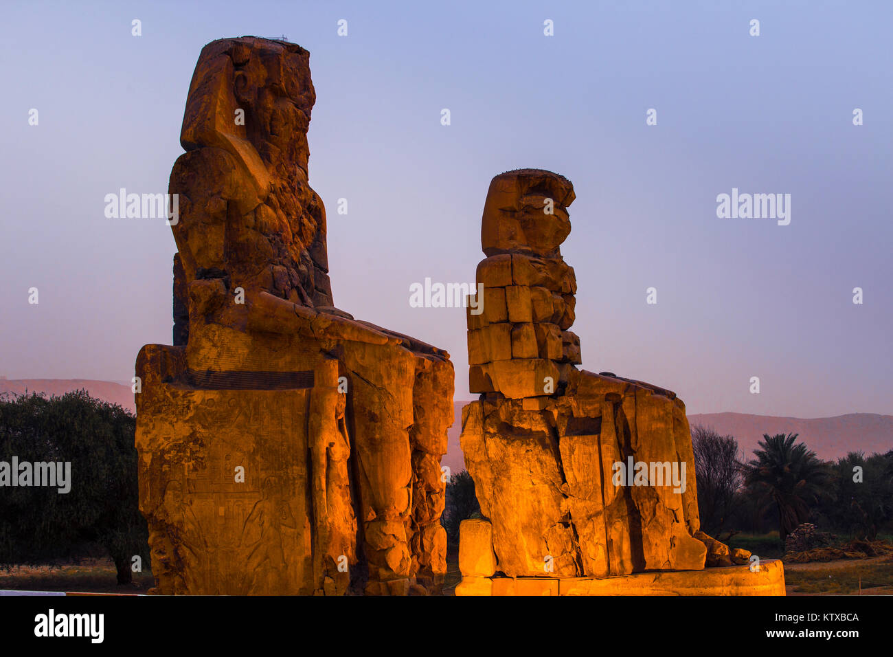 Kolosse von Memnon, UNESCO-Weltkulturerbe, West Bank, Luxor, Ägypten, Nordafrika, Afrika Stockfoto