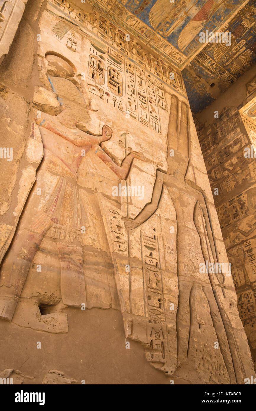 Spalten in der Vorhalle des zweiten Hofes, Tempel von Ramses III. in Medinet Habu, West Bank, UNESCO-Weltkulturerbe, Luxor, Ägypten, Nordafrika, Stockfoto