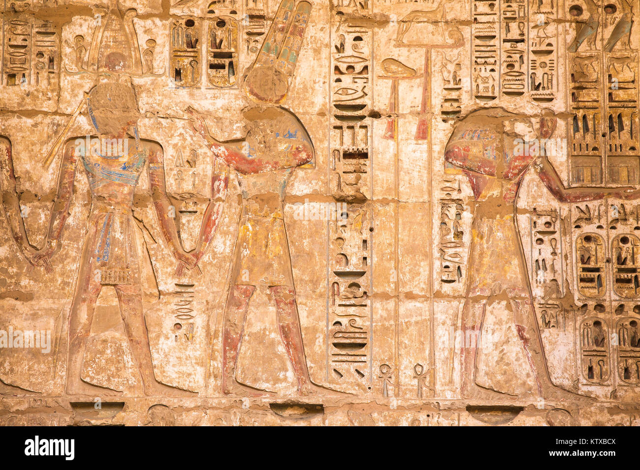 Reliefs an den Wänden des zweiten Hofes, Tempel von Ramses III. in Medinet Habu, West Bank, UNESCO-Weltkulturerbe, Luxor, Ägypten, Nordafrika, EIN Stockfoto