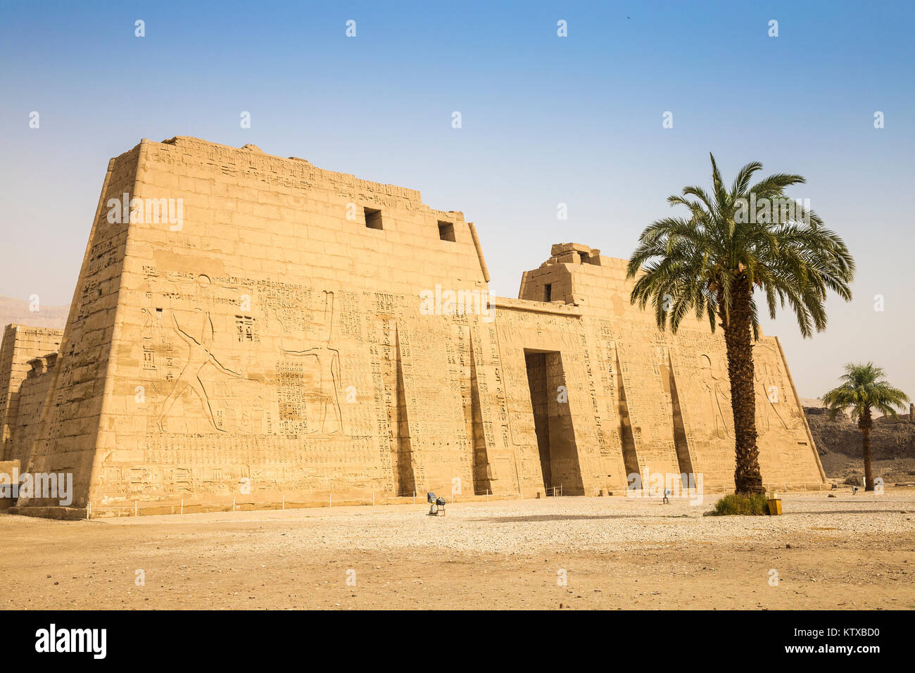 Pylon ICH, Tempel von Ramses III. in Medinet Habu, West Bank, UNESCO-Weltkulturerbe, Luxor, Ägypten, Nordafrika, Afrika Stockfoto