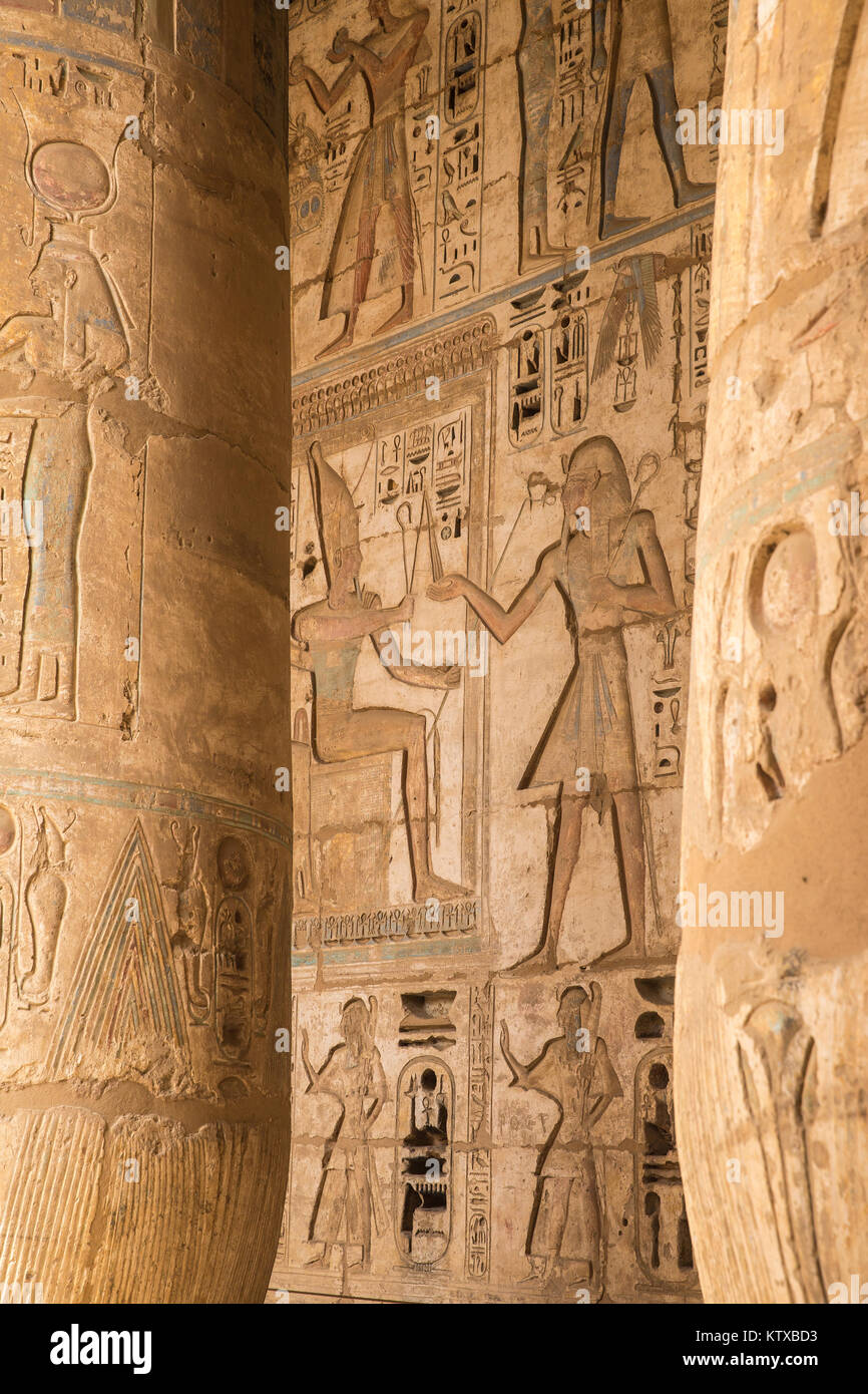 Spalten in der Vorhalle des zweiten Hofes, Tempel von Ramses III. in Medinet Habu, West Bank, UNESCO-Weltkulturerbe, Luxor, Ägypten, Nordafrika, Stockfoto