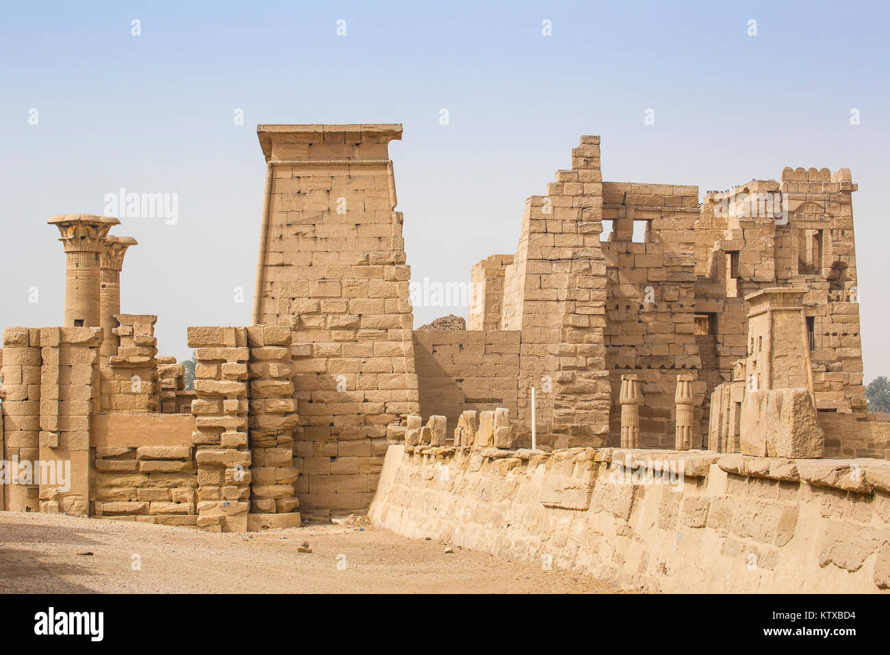 Der Tempel von Ramses III. in Medinet Habu, West Bank, UNESCO-Weltkulturerbe, Luxor, Ägypten, Nordafrika, Afrika Stockfoto