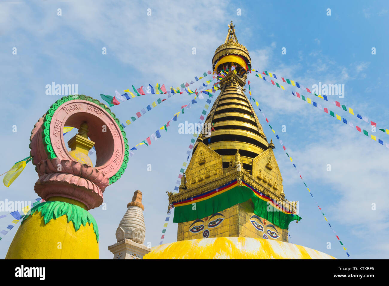 Zentrale Stupa und Buddhas Augen, Swayambunath (Monkey Tempel), UNESCO-Weltkulturerbe, Kathmandu, Nepal, Asien Stockfoto