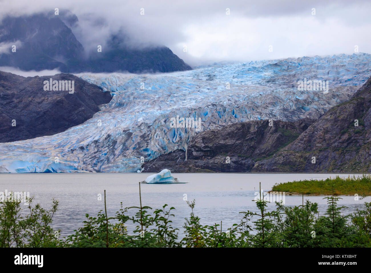 Mendenhall Gletscher und den See, mit Eisberg, helle blaue Eis, Wald und Nebel, von Visitor Centre, Juneau, Alaska, Vereinigte Staaten von Amerika, North Amer Stockfoto