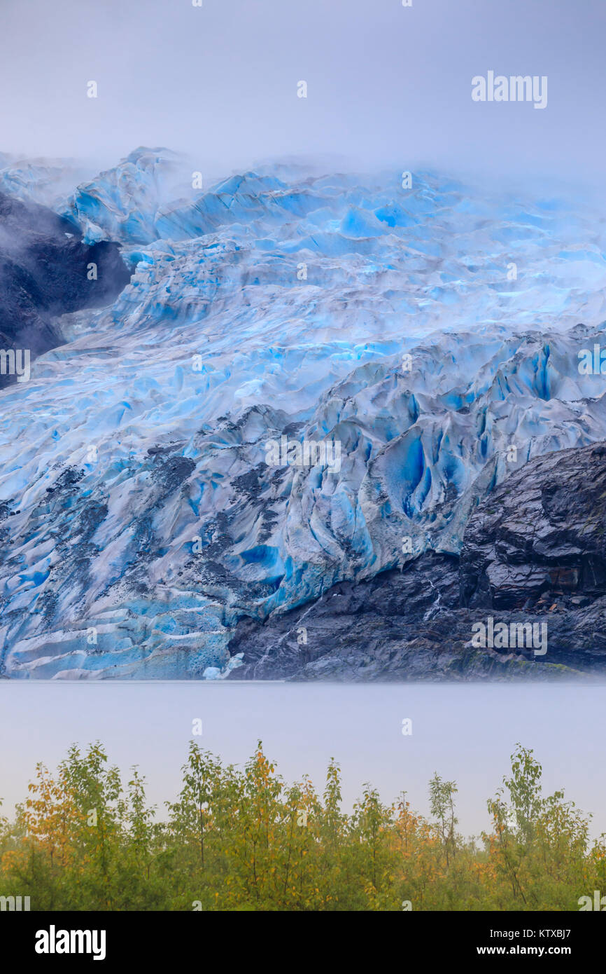 Helle blaue Eis des Mendenhall Gletscher fließt von Juneau Eisfeld, Nebel auf Mendenhall Lake, Juneau, Alaska, Vereinigte Staaten von Amerika, Nordamerika Stockfoto