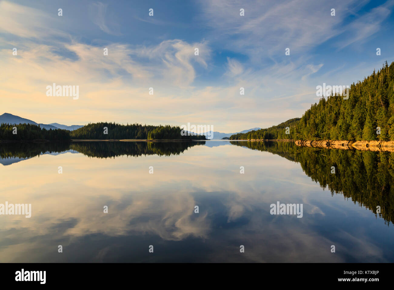Winstanley Insel Sonnenuntergang Reflexionen, Misty Fjords National Monument, Tongass National Forest, Ketchikan, Alaska, Vereinigte Staaten von Amerika, North Amer Stockfoto
