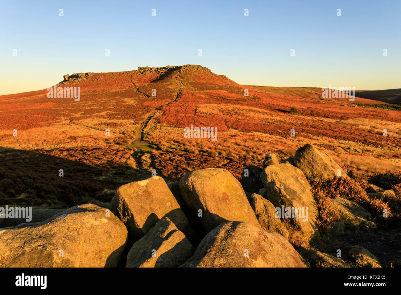 Higger Tor, Herbst Sonnenaufgang, Hathersage Moor, von Carl Wark Hill Fort, Nationalpark Peak District, Derbyshire, England, Vereinigtes Königreich, Europa Stockfoto