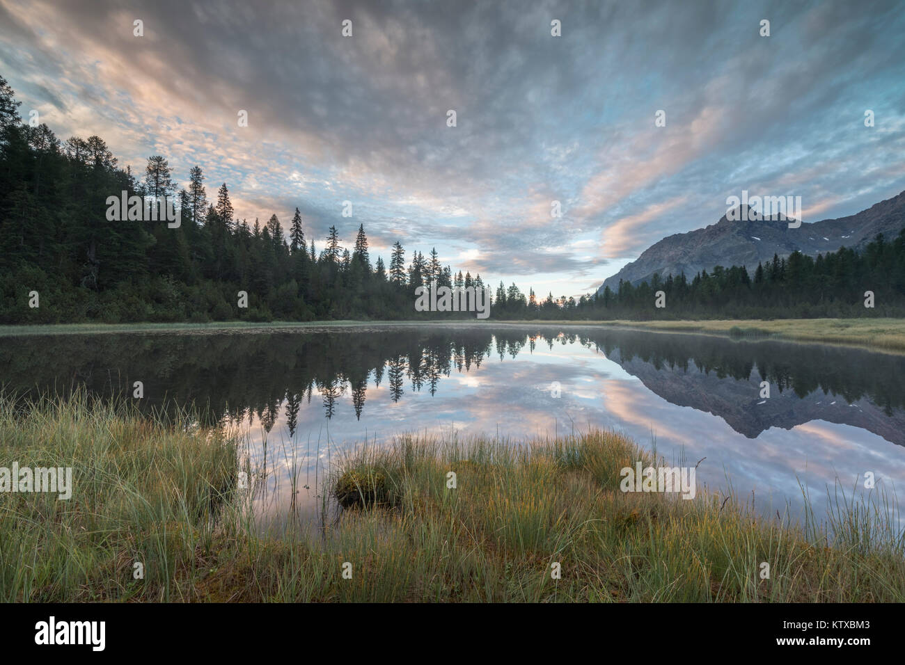 Die Wolken im See Entova in der Morgendämmerung, Entova Alp, malenco Tal, Provinz Sondrio, Valtellina, Lombardei, Italien, Europa Stockfoto