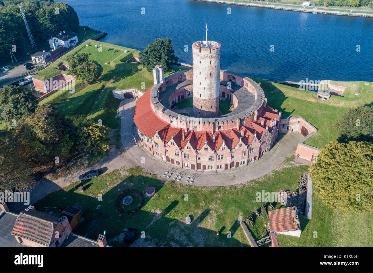 Mittelalterliche Wisloujscie Festung mit alten Leuchtturm Turm im Hafen von Danzig, Polen ein einzigartiges Denkmal der Festungsanlage funktioniert. Luftaufnahme Stockfoto