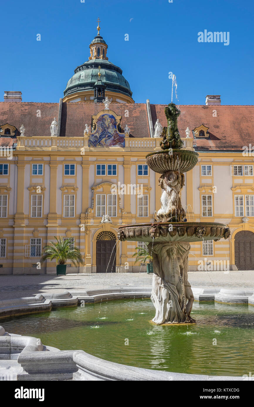 Springbrunnen im Innenhof der Abtei, Melk, UNESCO-Weltkulturerbe, Lower Austria, Austria, Europa Stockfoto