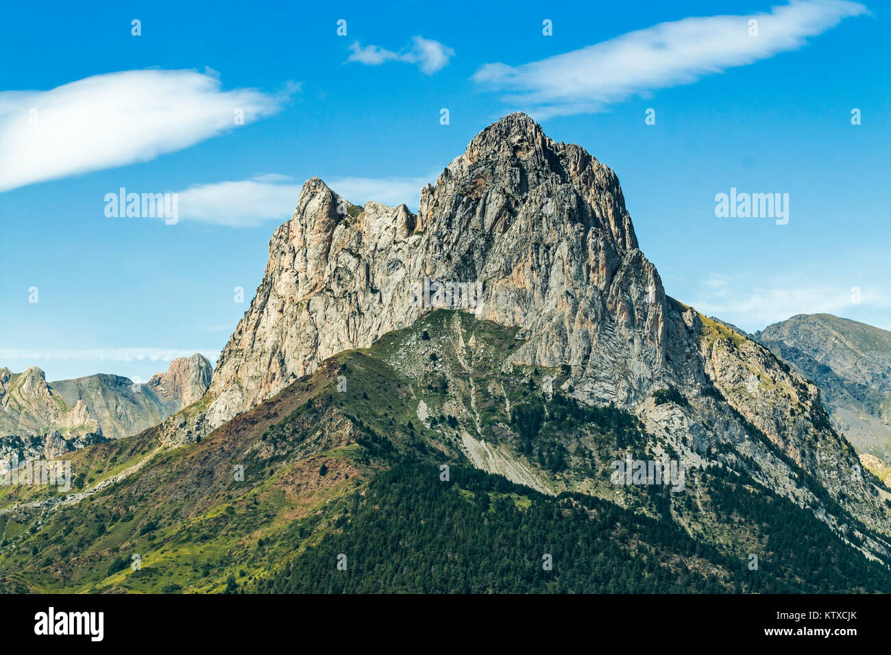 Die 2341 m Kalkstein peak Pena Foratata, ein großer Meilenstein in der malerischen oberen Valle de Tena Valle, Sallent de Gallego, Pyrenäen, Aragon, Spanien, Europa Stockfoto
