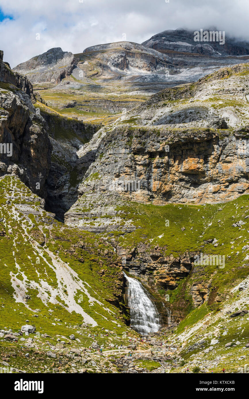 Cola de Caballo Wasserfall unterhalb des Monte Perdido am Kopf des Ordesa Tal, Ordesa Nationalpark, Pyrenäen, Aragon, Spanien, Europa Stockfoto