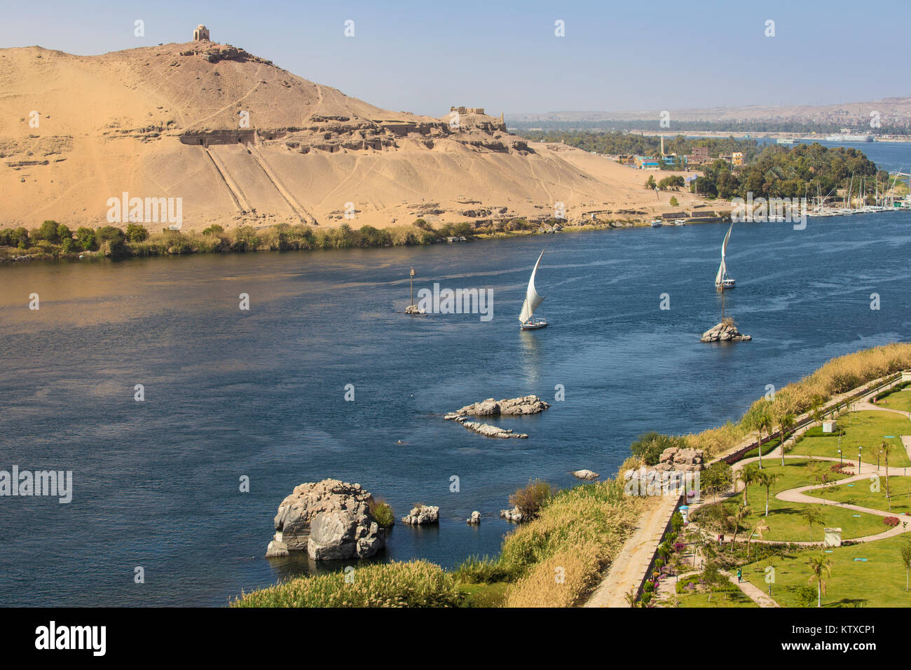Blick auf den Fluss Nil, Gräber der Adligen auf der Westbank, die Elephantine Insel, und die Gärten der Mövenpick Resort Assuan, Oberägypten, North Afric Stockfoto