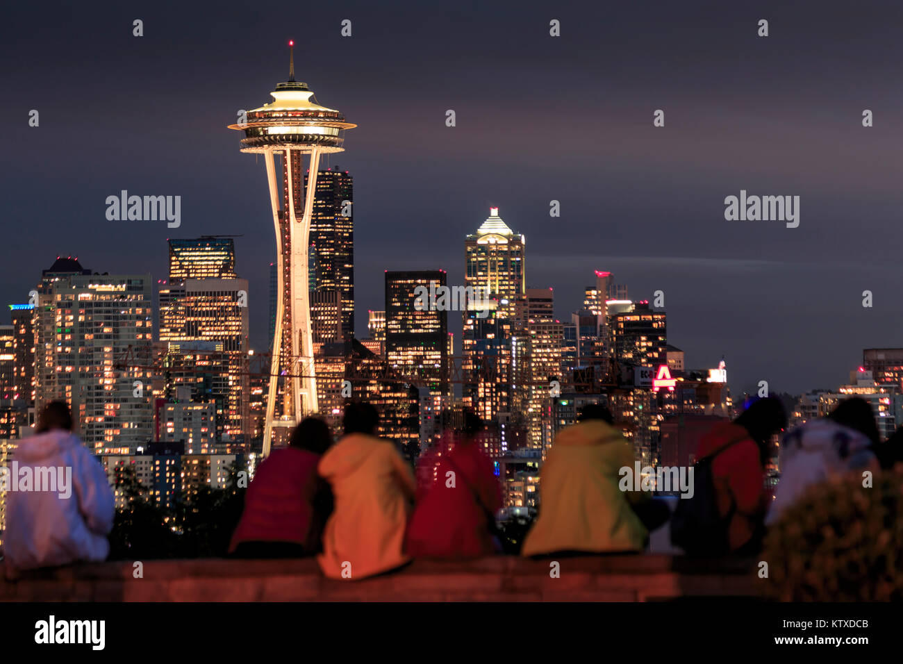 Seattle City Skyline bei Nacht mit beleuchteten Bürogebäuden und Space Needle aus öffentlichen Garten in der Nähe von Kerry Park, Seattle, Washington State, Stockfoto