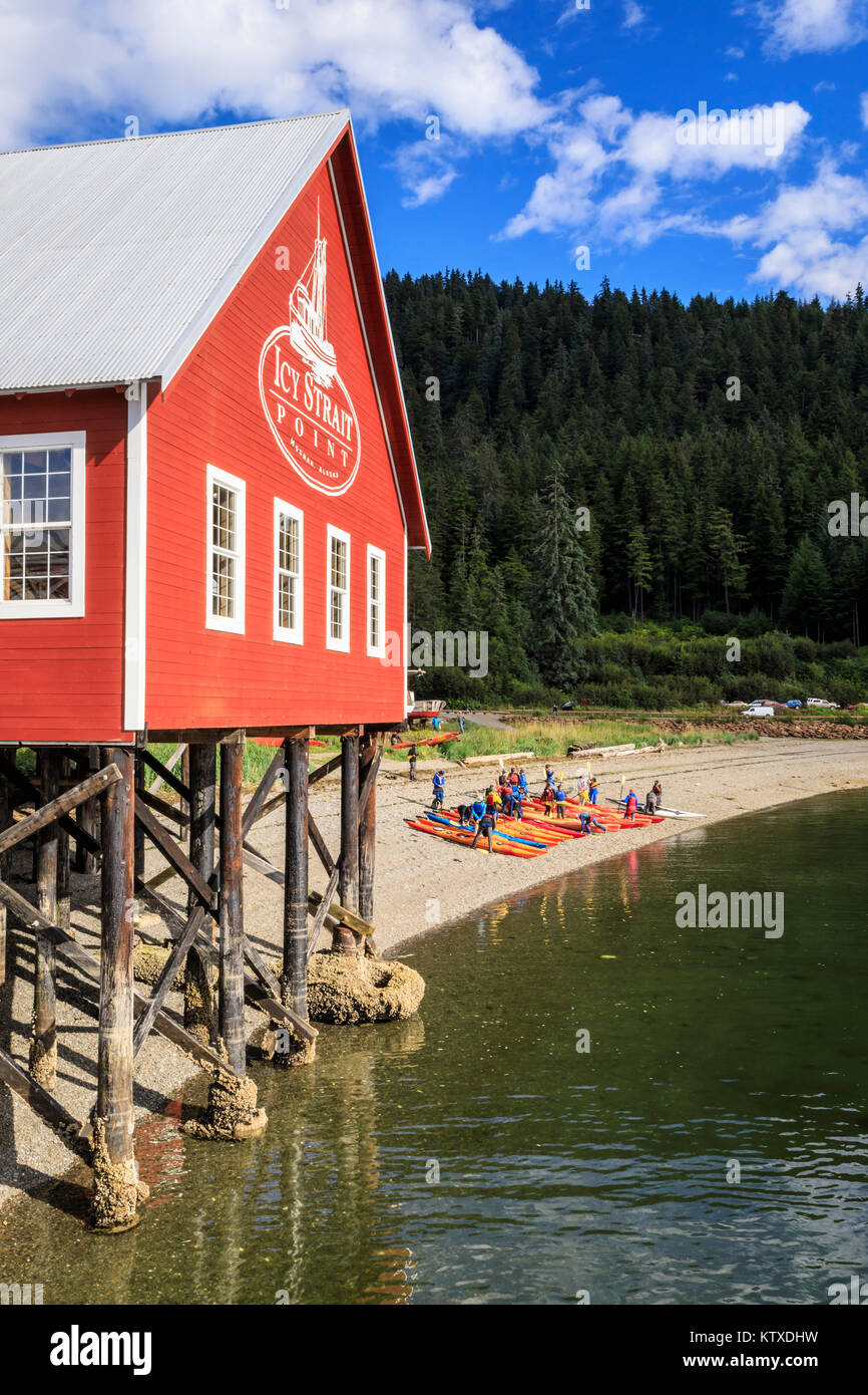 Wieder Lachs cannery Museum und Kajaks, Icy Strait Point, Hoonah, Sommer, Chichagof Insel, Inside Passage, Alaska, Vereinigte Staaten von Amerika, Nord Stockfoto