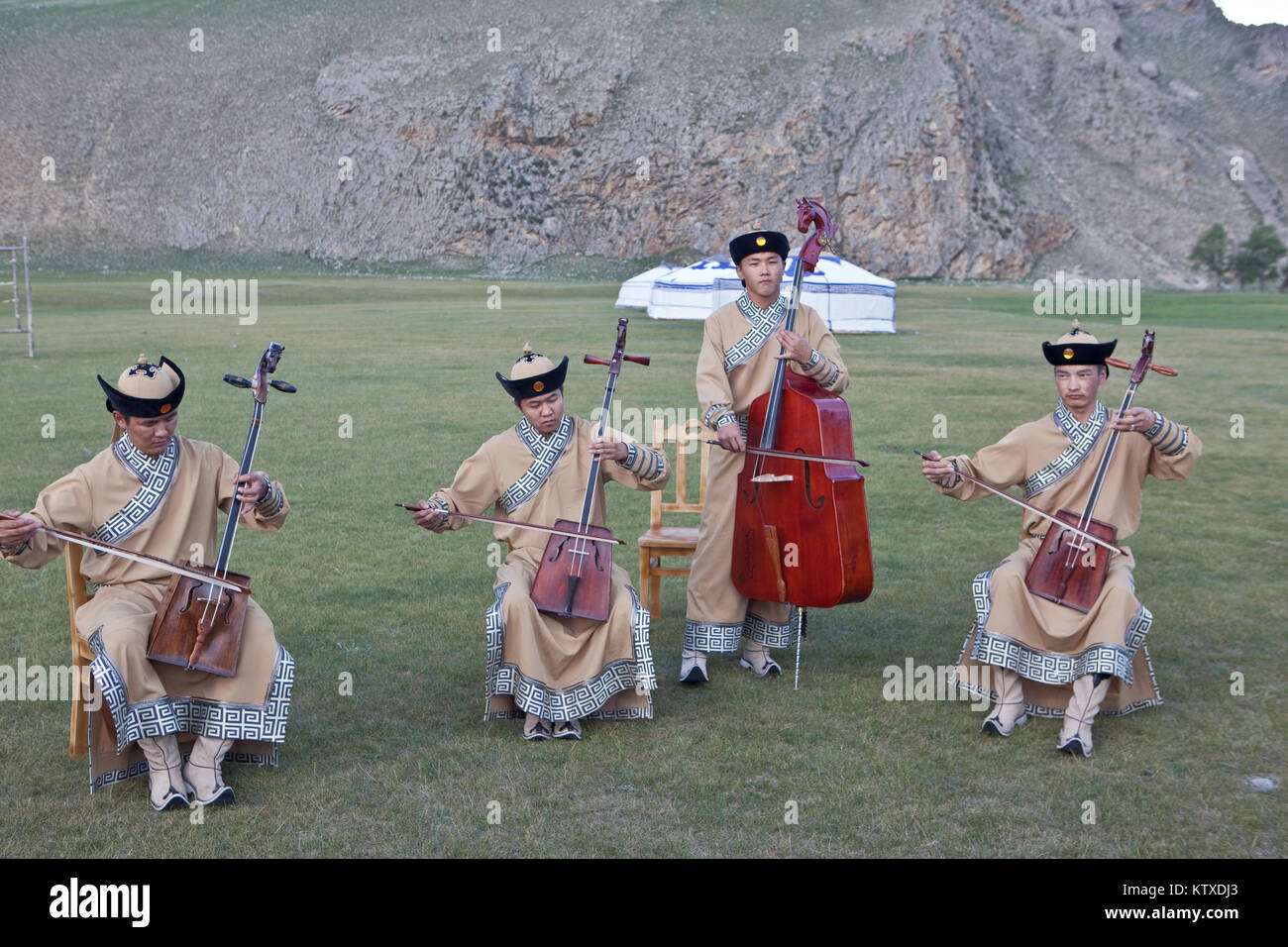 Lokale Band spielen in der Mongolei National Instrument, der Morin khuur (Pferdekopf Geige) und Khoomi durchführen, in der Kehle singen, Bunkhan, Mongolei, zentrale Asi Stockfoto