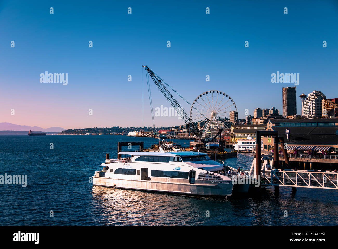 King County Water Taxi ist Docks zu verlassen, Seattle, Washington, Vereinigte Staaten von Amerika, Nordamerika Stockfoto