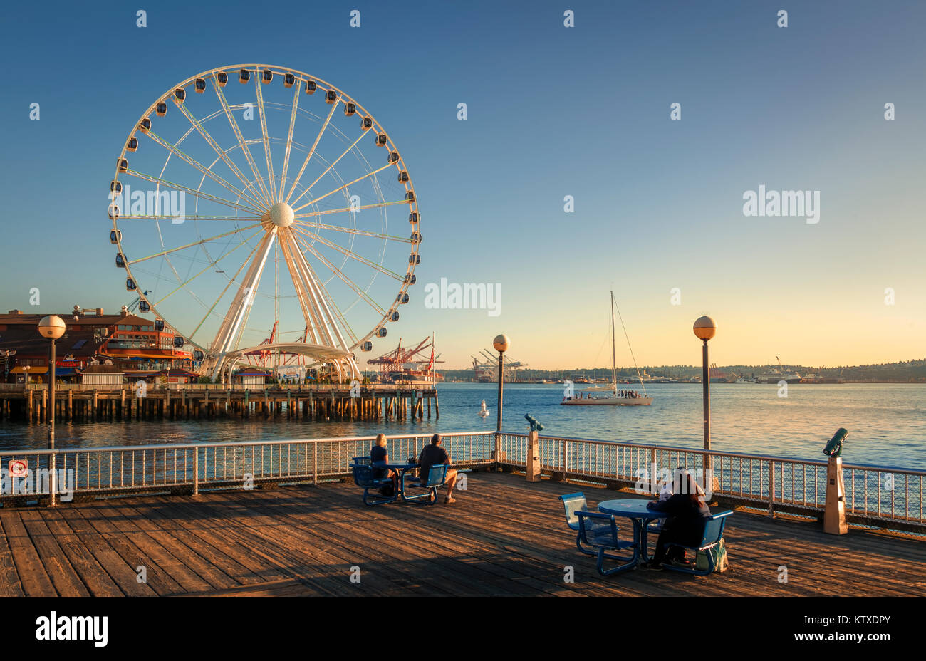 Die Menschen genießen den Blick auf Seattle große Rad von Waterfront Park in Seattle, Washington State, Vereinigte Staaten von Amerika, Nordamerika Stockfoto