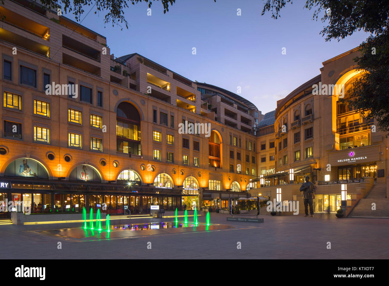 Nelson Mandela Square bei Dämmerung, Sandton, Johannesburg, Gauteng, Südafrika, Afrika Stockfoto