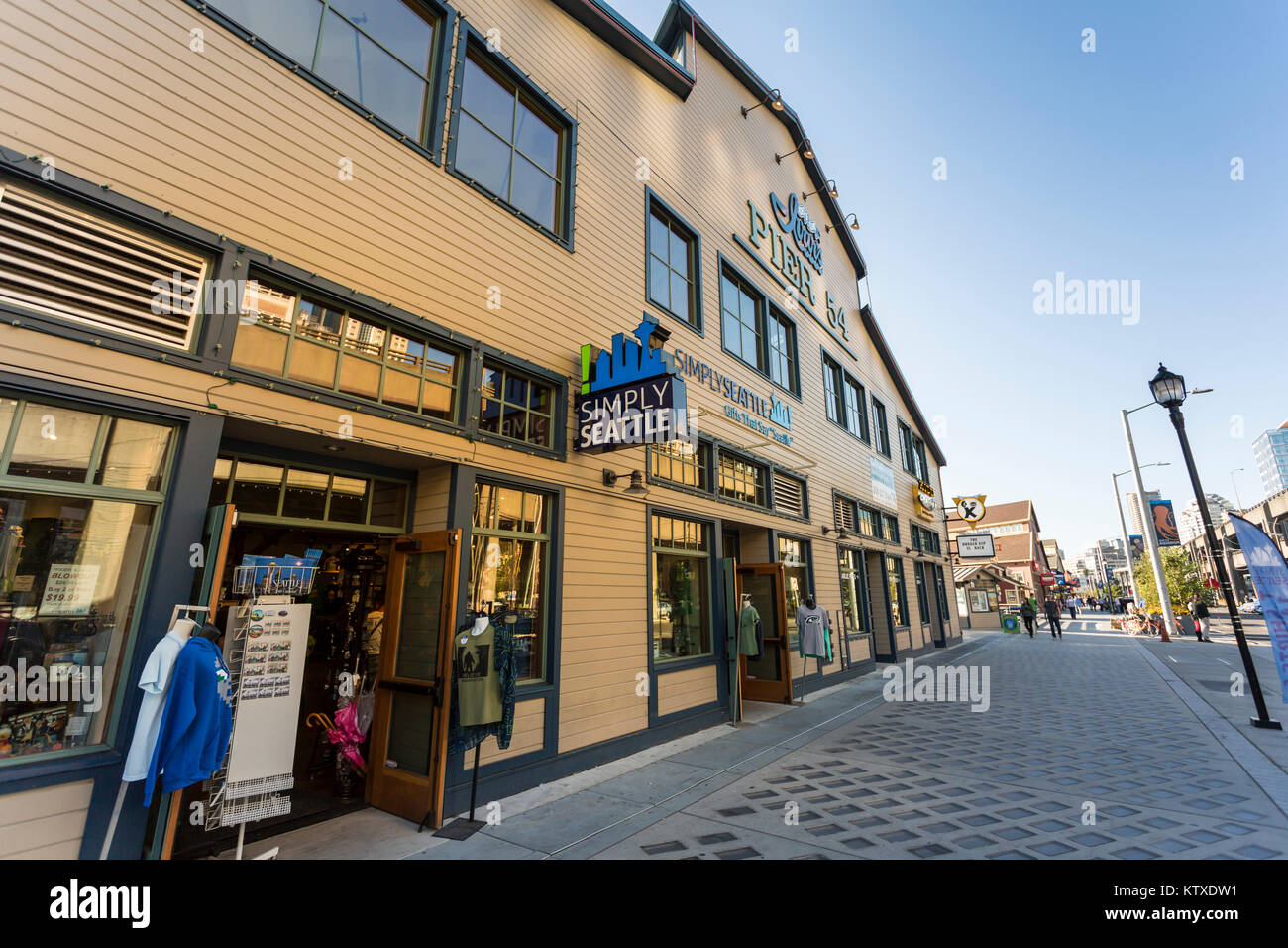 Geschäfte und Straßencafés von Pier 54 auf Alaskan Way, Downtown, Seattle, Washington, Vereinigte Staaten von Amerika, Nordamerika Stockfoto