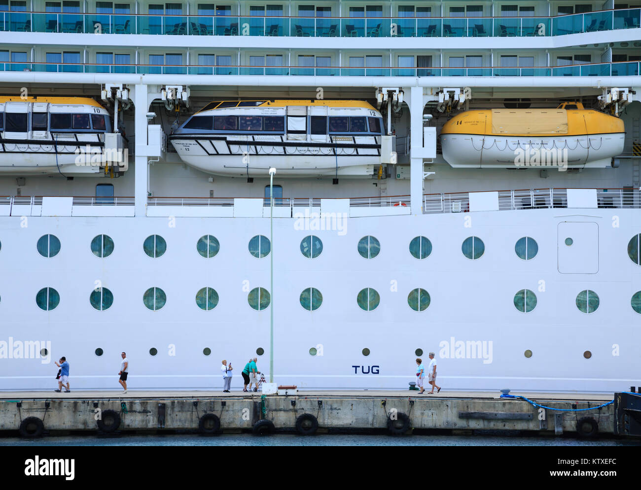 Touristen auf dem Dock von Kreuzfahrtschiff in Bonaire Stockfoto