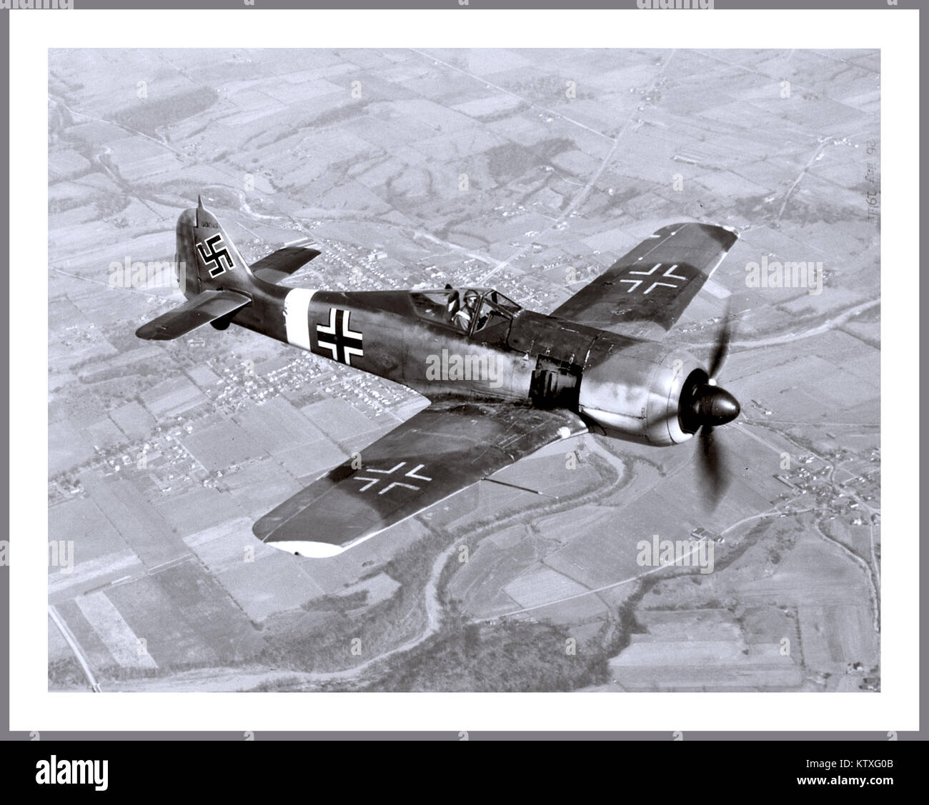 FOCKE-WULF 190 1940 WELTKRIEG 2 der deutschen Luftwaffe auf Patrouille der US-Amerikanischen Luftwaffe Bomber mit einem Focke-Wulf 190 Würger Jagdflugzeug von BMW den Motor während des WW2 aktiviert Stockfoto