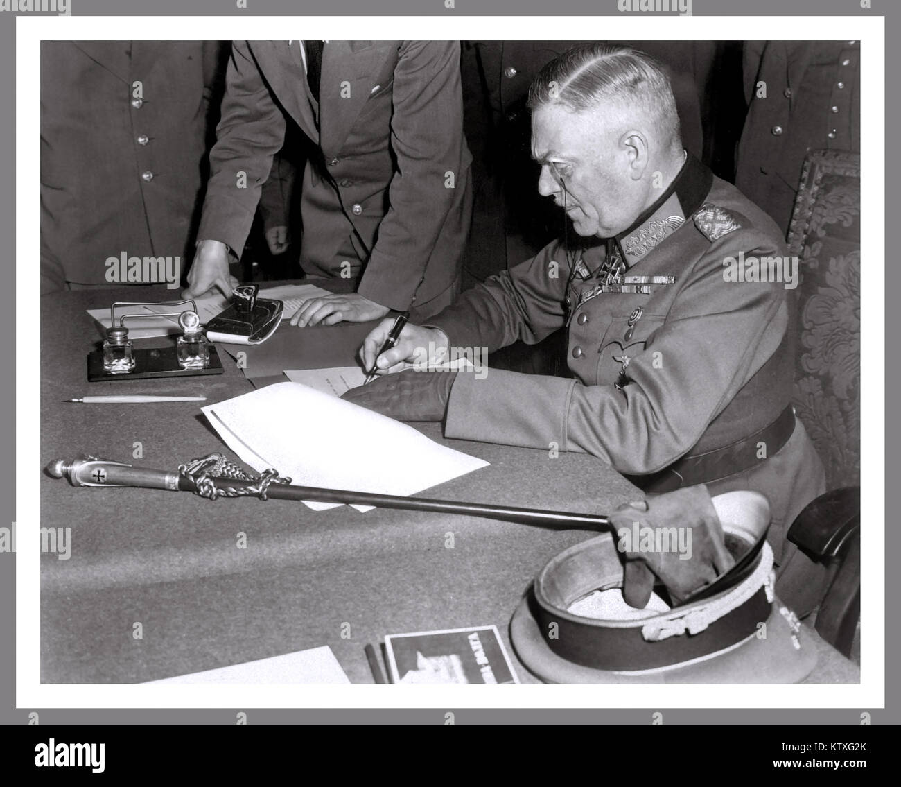 Feldmarschall Wilhelm Keitel, die Unterzeichnung der Kapitulation der deutschen Armee am Russischen Hauptquartier in Berlin, Deutschland, 7. Mai 1945. Stockfoto