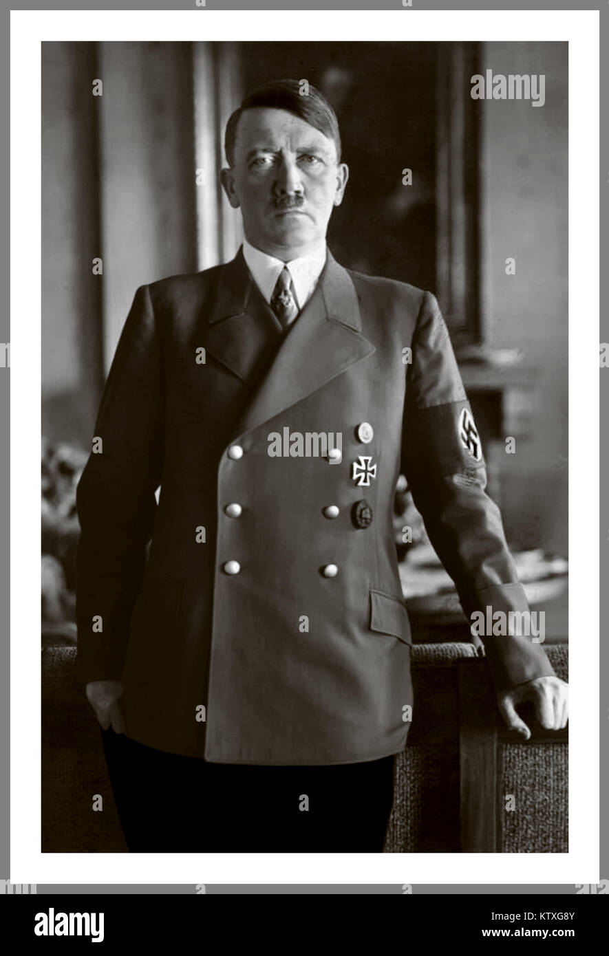 PORTRÄT ADOLF HITLER in offizieller Uniform mit Hakenkreuzarmband Porträt des Führers Adolf Hitler von Heinrich Hoffman (persönlicher Fotograf) im Berliner Reichstag Deutschland der 1930er Jahre Stockfoto