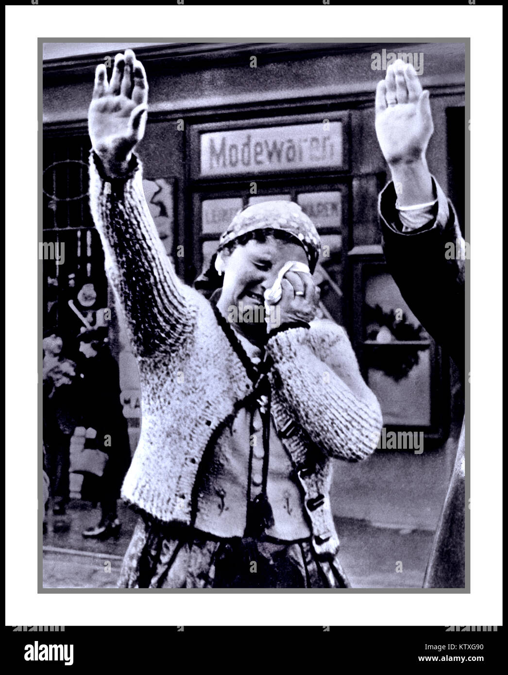 Frau im Sudetenland weinend auf der Annexion (oder 'Sudeten Anschluss') des Gebietes zu Nazi-deutschland. Bild von Nazi Deutschland erklärt, wie Tränen der Freude, die der Sudetendeutschen wie Hitler fegte über die tschechische Grenze bei Asch... Stockfoto