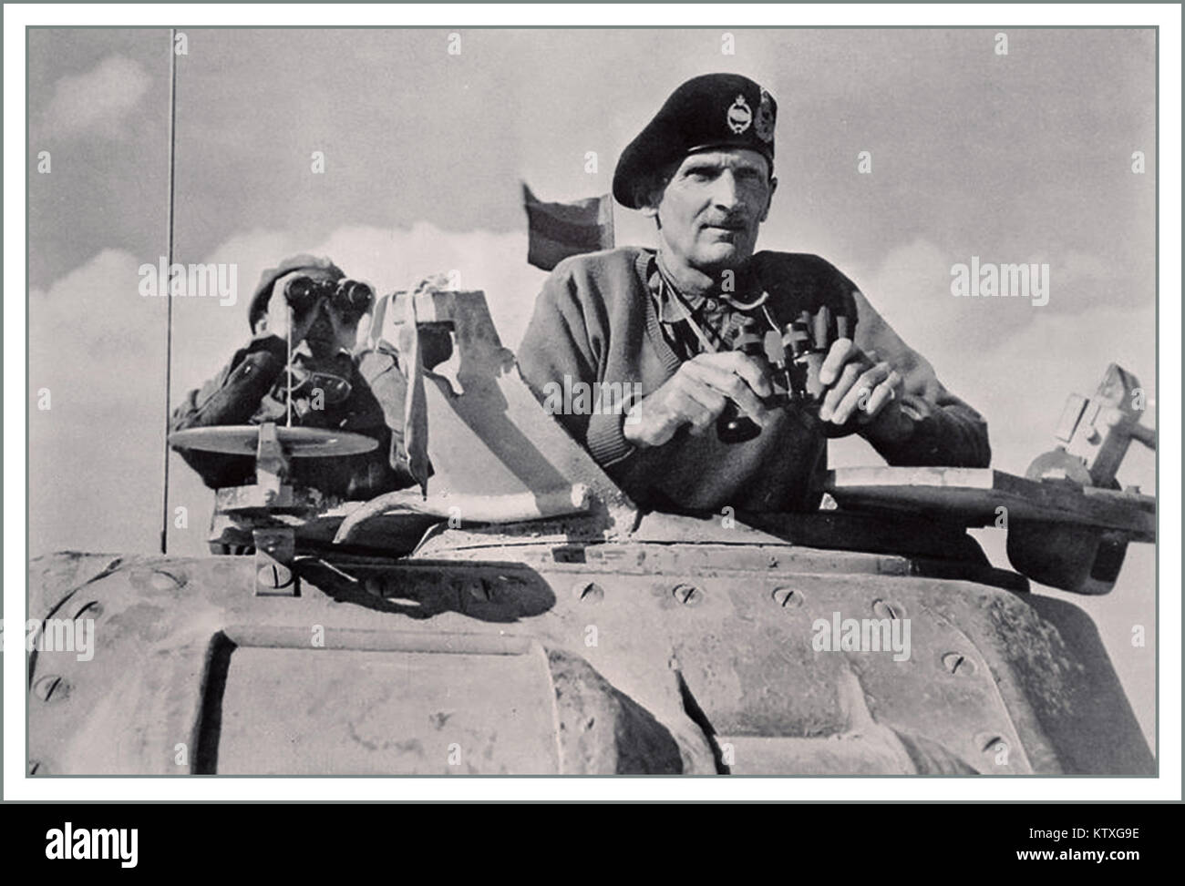 Feldmarschall Bernard Montgomery während des Zweiten Weltkriegs (1942-1943) in seinem M3A5 General Grant Mk 11 Tank (Monty's Ladegerät) in Nordafrika Stockfoto