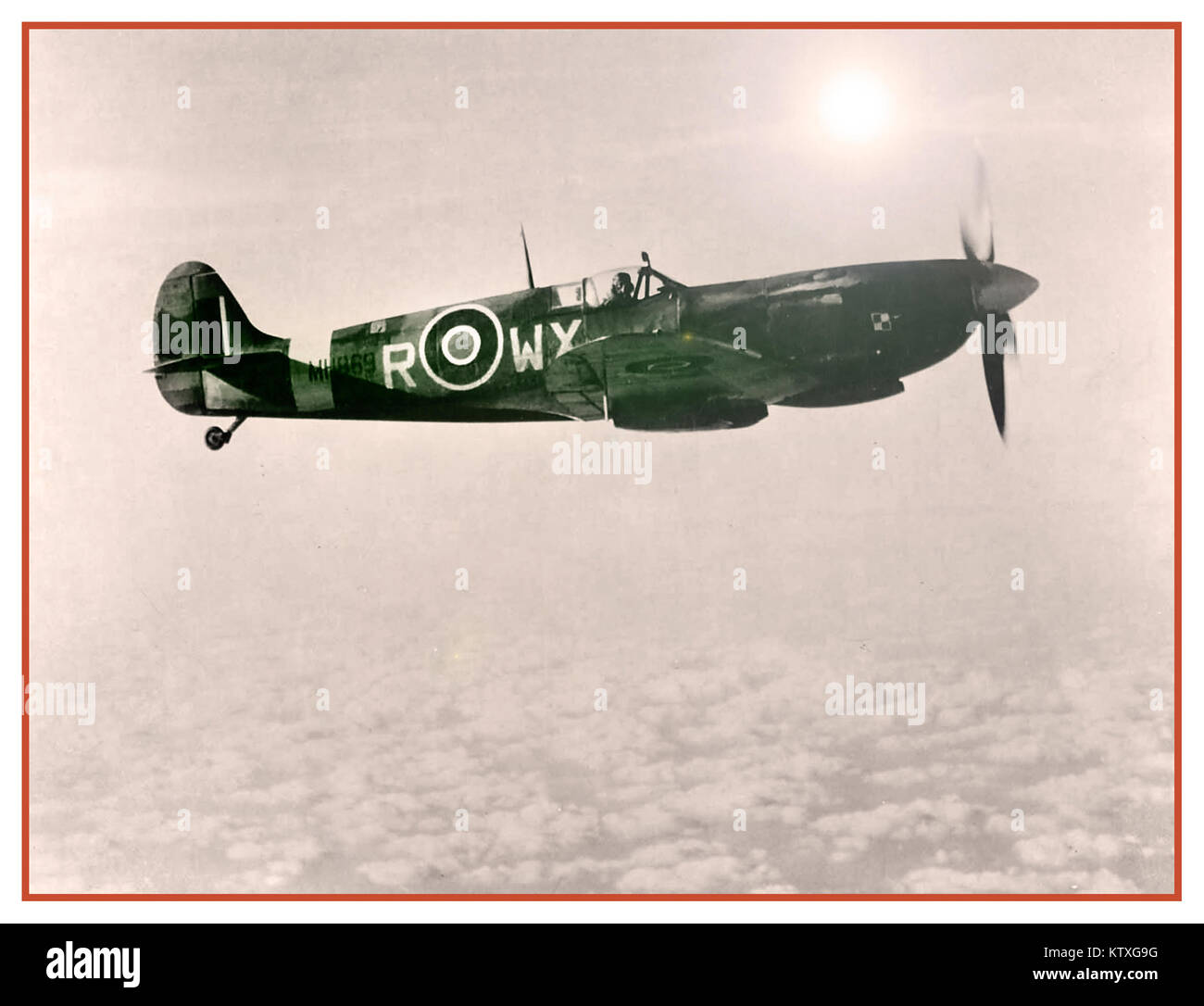 Spitfire WW2 1944. Spitfire Mk IXc MH 869 WX-R Begleitung USAF Bomber. Foto von Besatzung eines USAF B-24 Liberator. Stockfoto