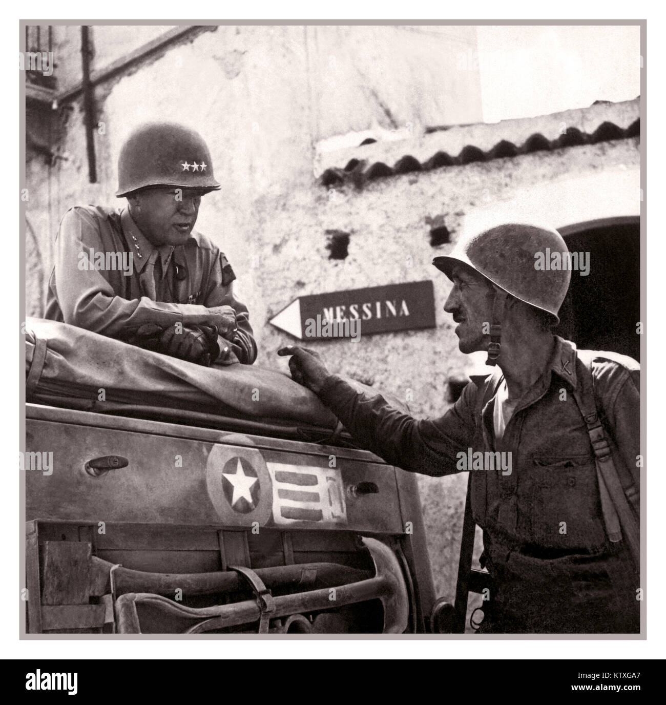 WW 2 Juli 1943 General Patton in Palermo, Sizilien. Oberstleutnant Lyle Bernard, CO, 30. Inf. Regt., eine bedeutende Figur in der zweiten gewagte amphibische Landung hinter feindlichen Linien an der Nordküste Siziliens, bespricht die militärische Strategie mit Generalleutnant George S. Patton. In der Nähe von Brolo. Italien 1943. Stockfoto
