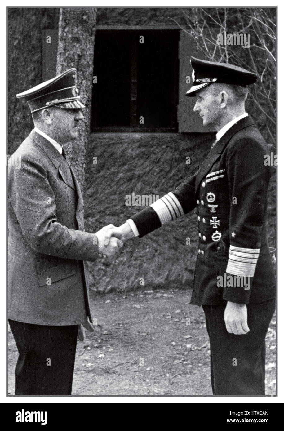 HITLER DOENITZ WW2 1940 Adolph Hitler Händeschütteln mit Admiral Karl Donitz, Hitlers Nachfolger als Reichspräsident und Oberbefehlshaber der deutschen Streitkräfte. Verhaftet und in der Folge für die Kriegsverbrechen der alliierten Streitkräfte nach der Übergabe gefangengesetzt, Dönitz wurde am 01-10-1956 veröffentlicht, und lebte den Rest seines Lebens im relativen Obscurity in Aumühle, gelegentlich entsprechende mit Kollektoren der Deutschen Seefahrtsgeschichte, und noch bis zum Ende ein fanatischer Nazi, starb an einem Herzinfarkt am Heiligabend 24-12-1980 wie der letzte deutsche Offizier im Rang eines Grand Admiral Stockfoto