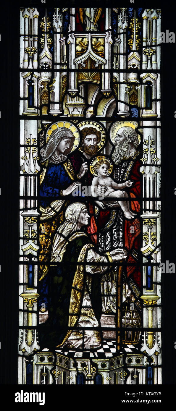 Buntglasfenster von Powell & Sons mit Darstellung von Jesus im Tempel, St. Mary's Church, Stratford St. Mary, Suffolk, England; Vor Stockfoto