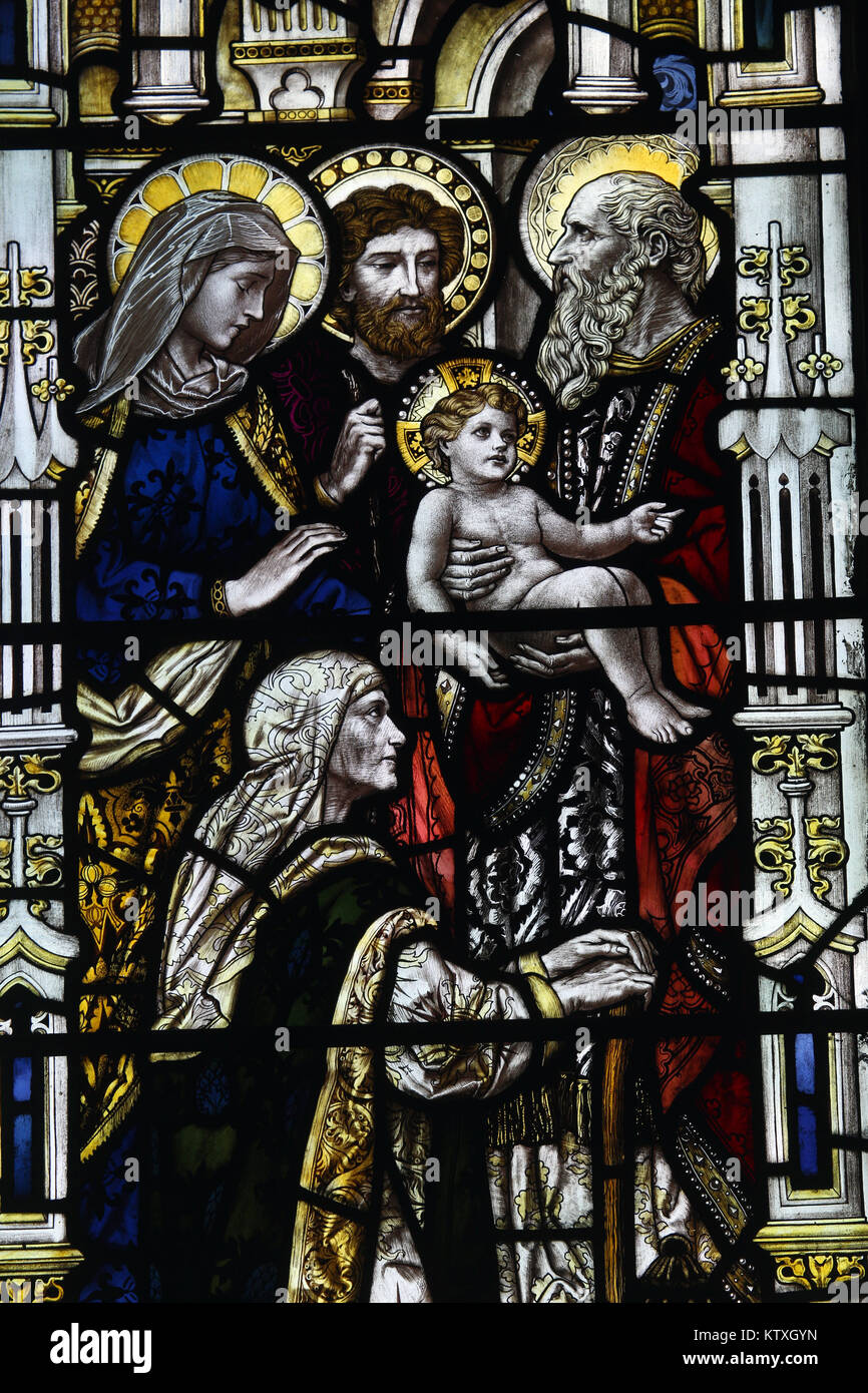 Buntglasfenster von Powell & Sons mit Darstellung der Darstellung im Tempel, St. Mary's Church, Stratford St Mary, Suffolk, England; Stockfoto