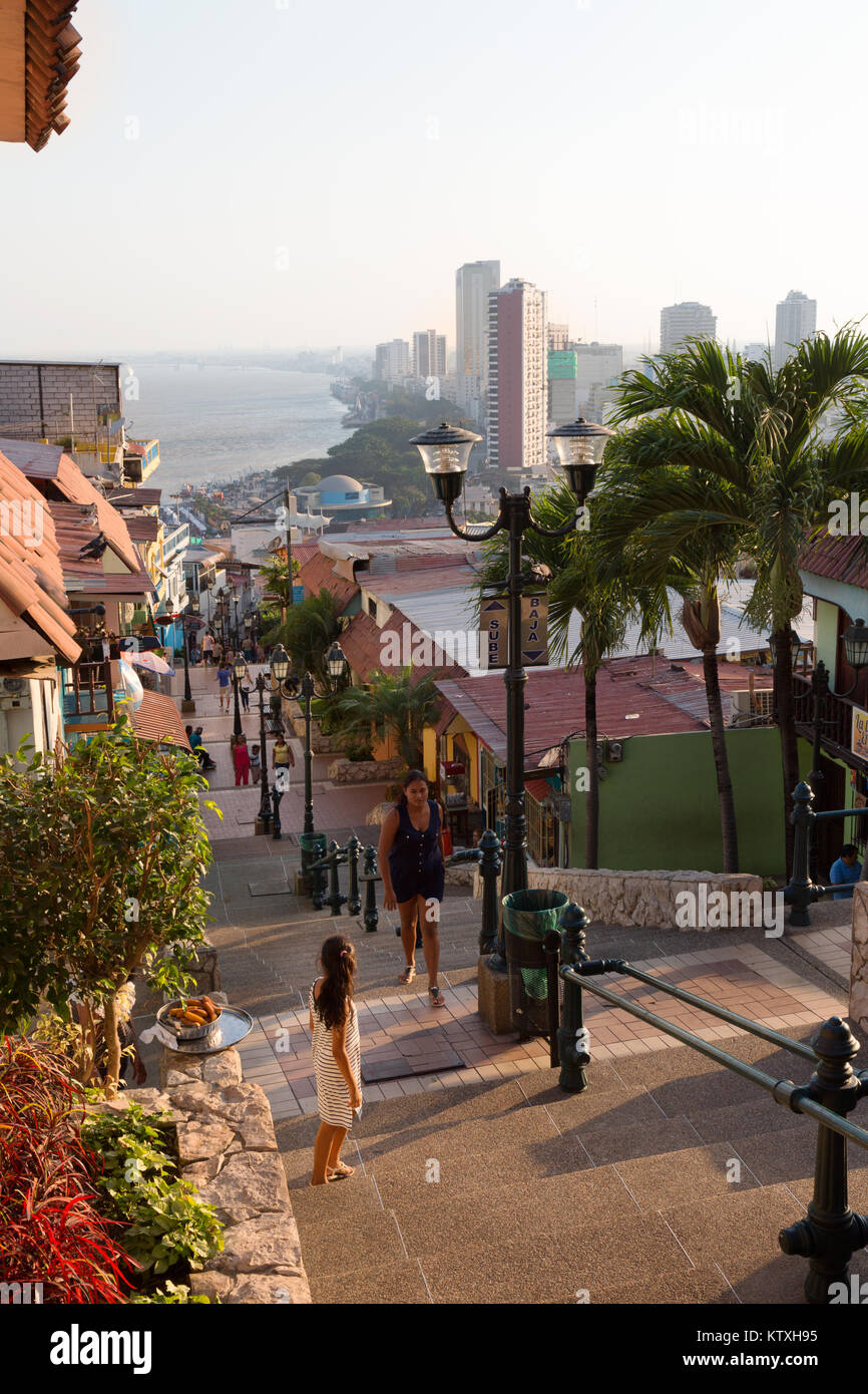 Menschen klettern die Schritte zum Leuchtturm, Santa Ana Hill, Guayaquil, Ecuador, Südamerika Stockfoto