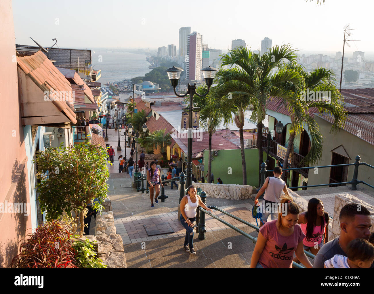 Menschen klettern die Schritte zum Leuchtturm, Santa Ana Hill, Guayaquil, Ecuador, Südamerika Stockfoto