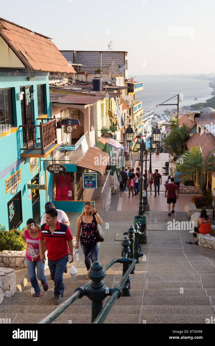 Menschen klettern die Schritte zum Leuchtturm, Santa Ana Hill, Guayaquil, Ecuador, Südamerika Stockfoto