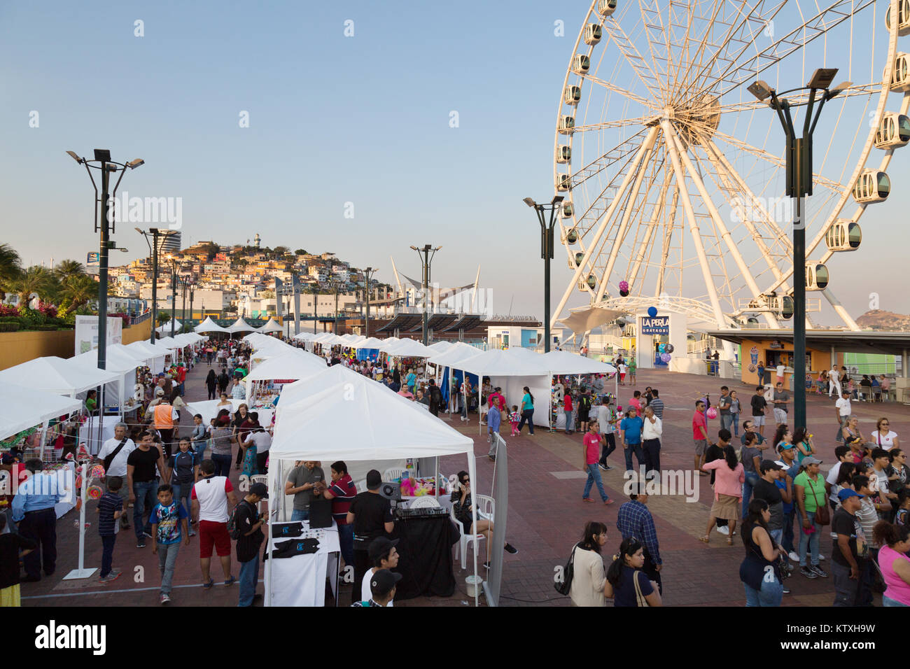 Guayaquil, Ecuador, Menschen am Wasser oder Malecon, mit Marktständen und dem Riesenrad; Guayaquil Stadt, Ecuador, Südamerika Stockfoto