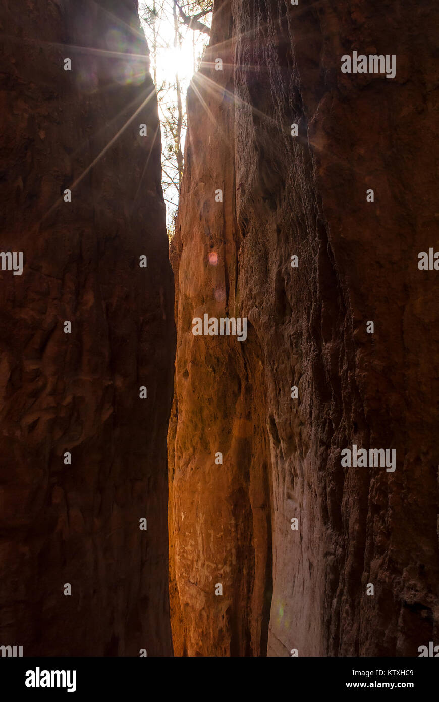 Sonnenstrahl scheint durch den Spalt in der Red lehmige Wand von Providence Canyon im sonnigen Tag, USA Stockfoto