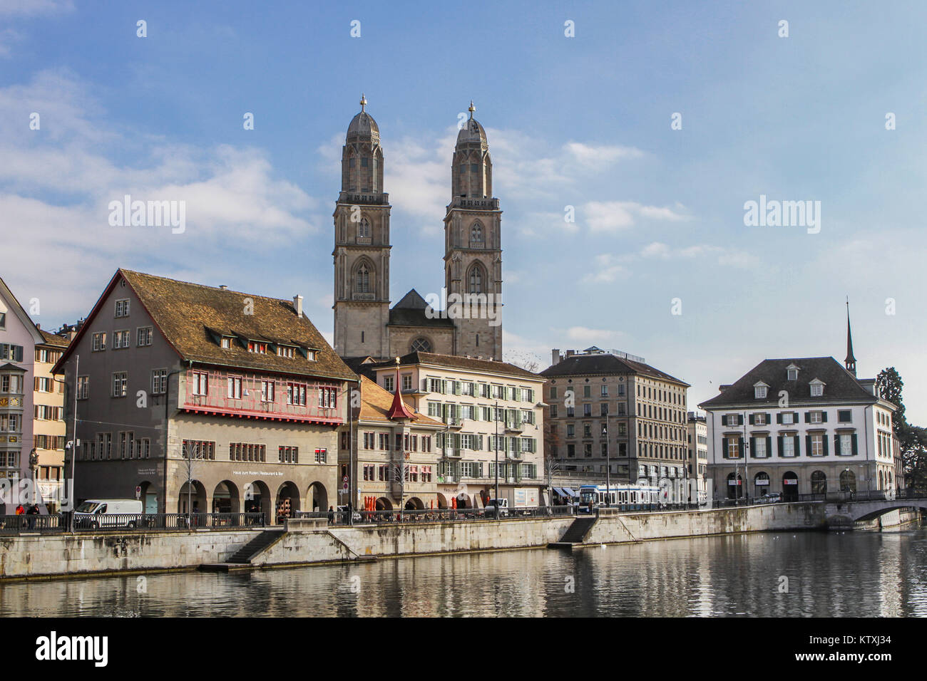 Die Altstadt von Zürich, Zürich, Schweiz, Blick auf Limmatquai mit protestantischen Kirche Grossmünster und Limmat Stockfoto