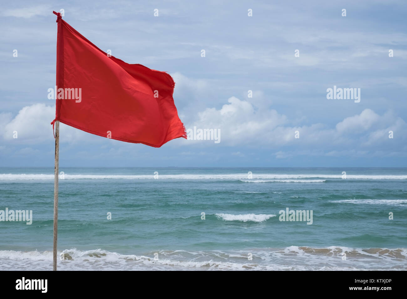 Eine rote Flagge auf dem Strand in der Nuca Dua Bali Stockfoto
