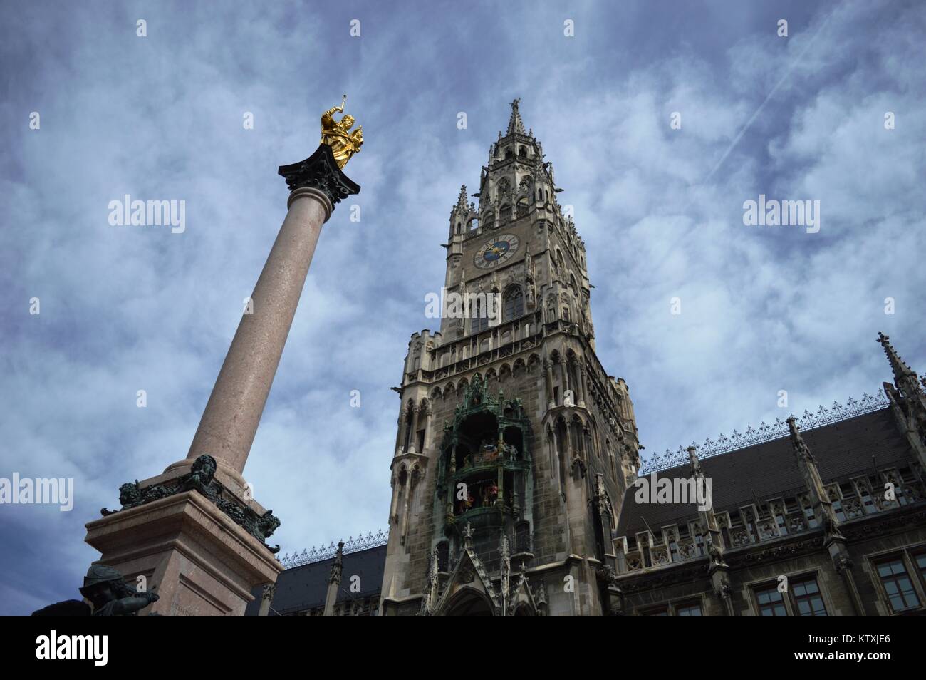 Kuppel mit Uhr Stockfoto