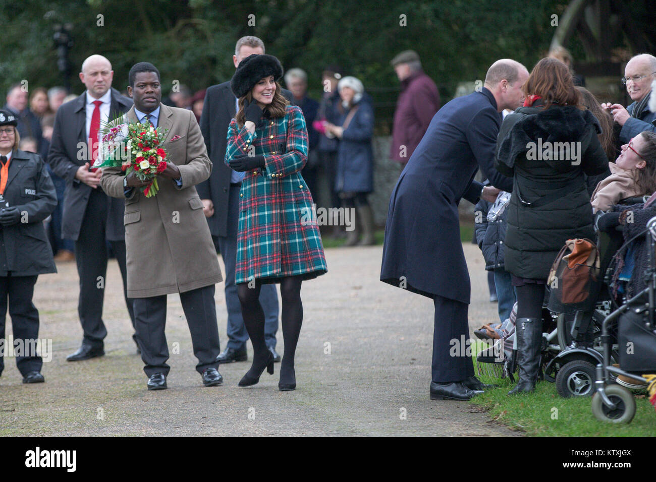 Bild vom 25. Dezember 2017 zeigt den Herzog und die Herzogin von Cambridge, Meghan Markle und Prinz Harry am Weihnachtstag morgens Gottesdienst in der St. Maria Magdalena Kirche in Sandringham, Norfolk. Stockfoto