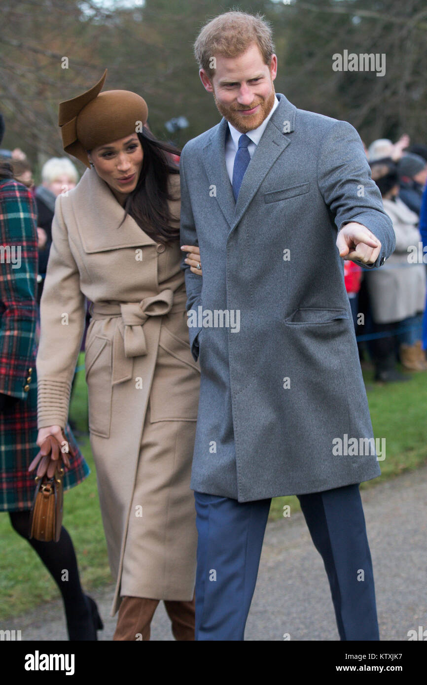 Bild vom 25. Dezember 2017 zeigt den Herzog und die Herzogin von Cambridge, Meghan Markle und Prinz Harry am Weihnachtstag morgens Gottesdienst in der St. Maria Magdalena Kirche in Sandringham, Norfolk. Stockfoto